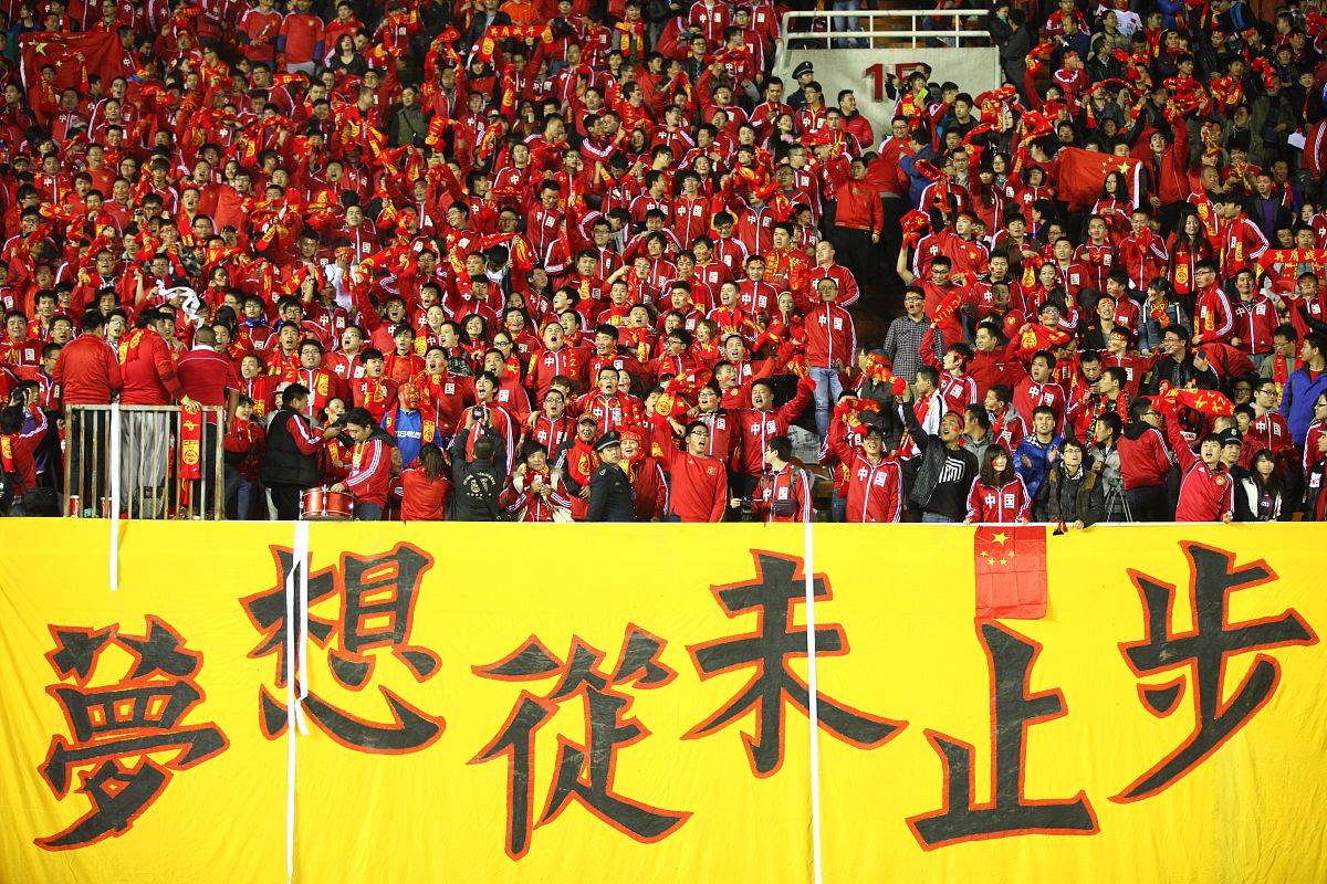 开云体育-热切足球精神蔚然成风，国内球员拼尽全力争胜的简单介绍