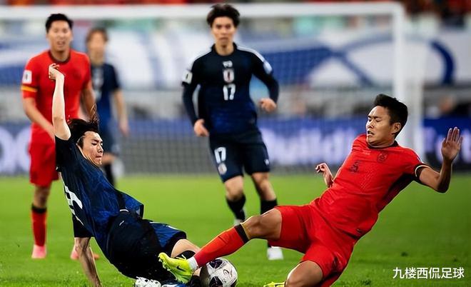开云体育app-足球比赛节奏明快，球迷尖叫声不绝于耳