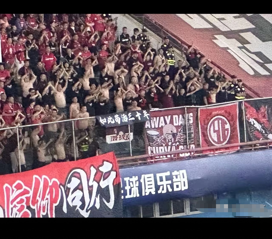 足球比赛节奏明快,球迷尖叫声不绝于耳 足球比赛节奏明快,球迷尖叫声不绝于耳