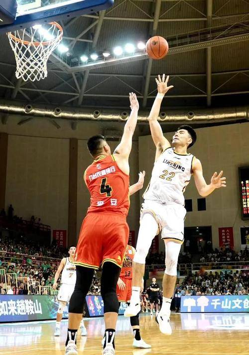 北京男篮逆袭惊险获胜,球队士气大振 北京男篮逆袭惊险获胜,球队士气大振
