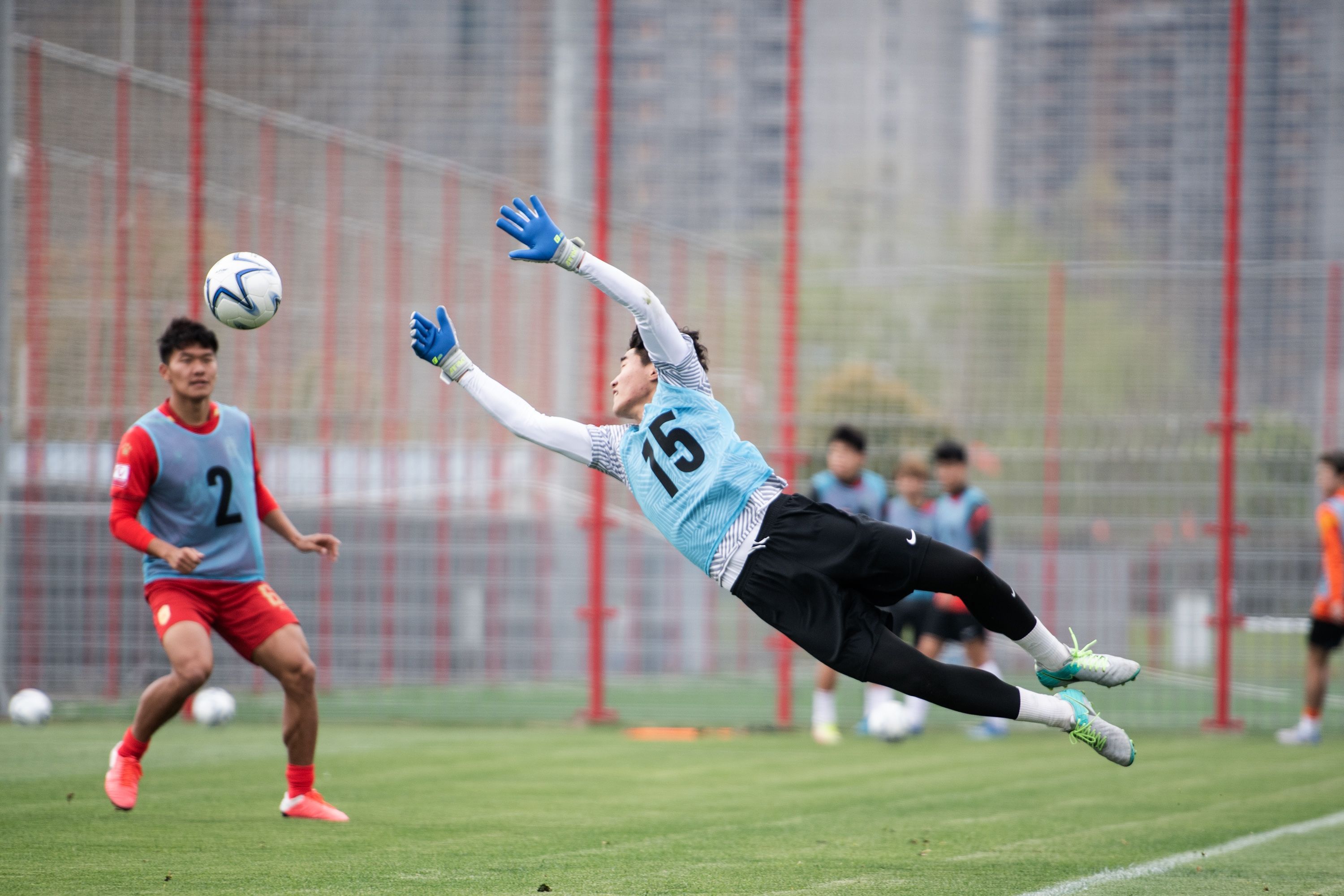 开云体育-足球运动员状态亮眼，备战国际赛事的简单介绍