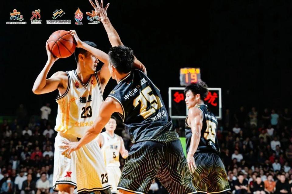 球员实力对决,篮球比赛激情迸发的简单介绍 球员实力对决,篮球比赛激情迸发的简单介绍