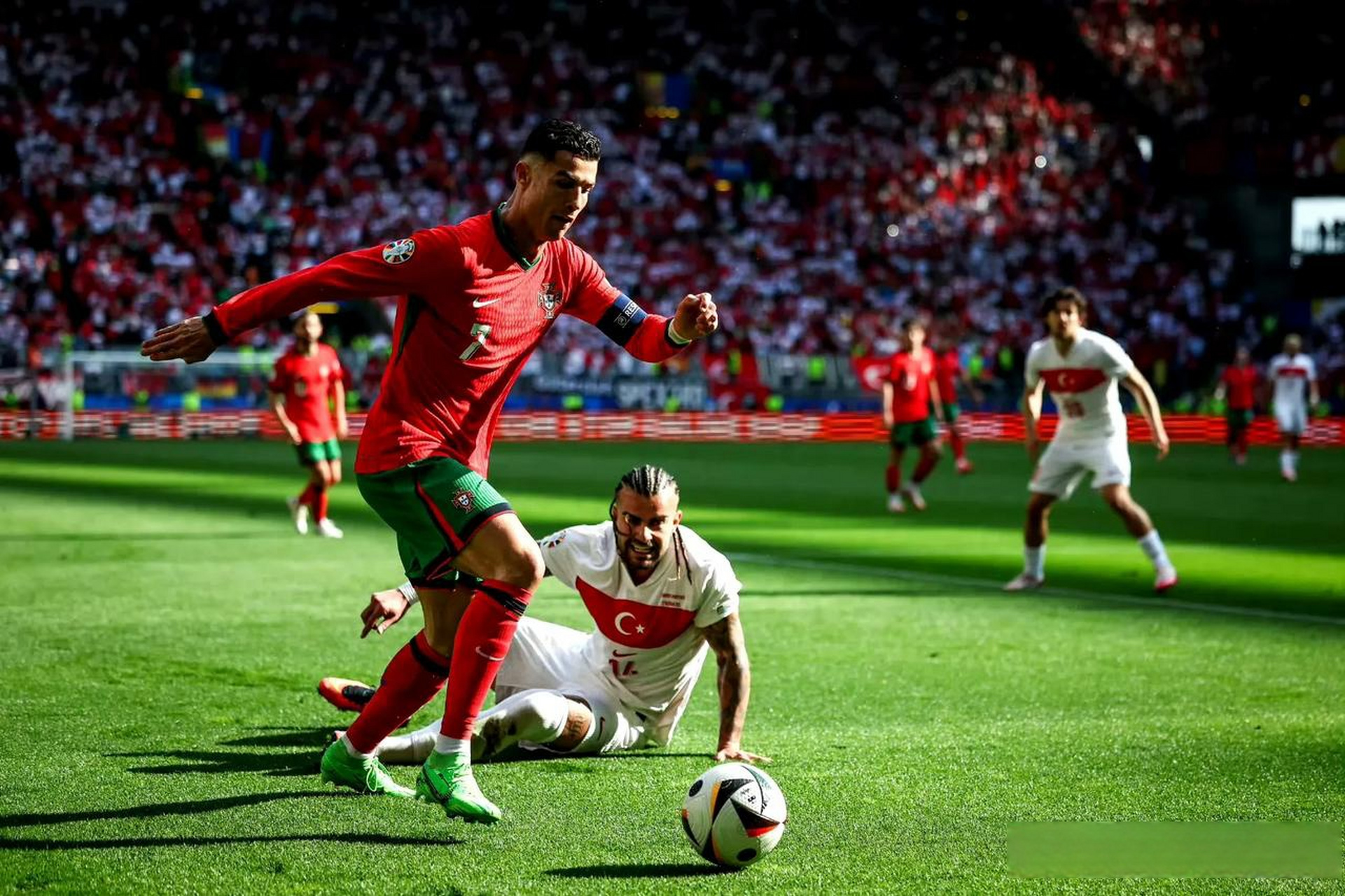 关于葡萄牙C罗斩获金靴奖杰出表现备受瞩目的信息