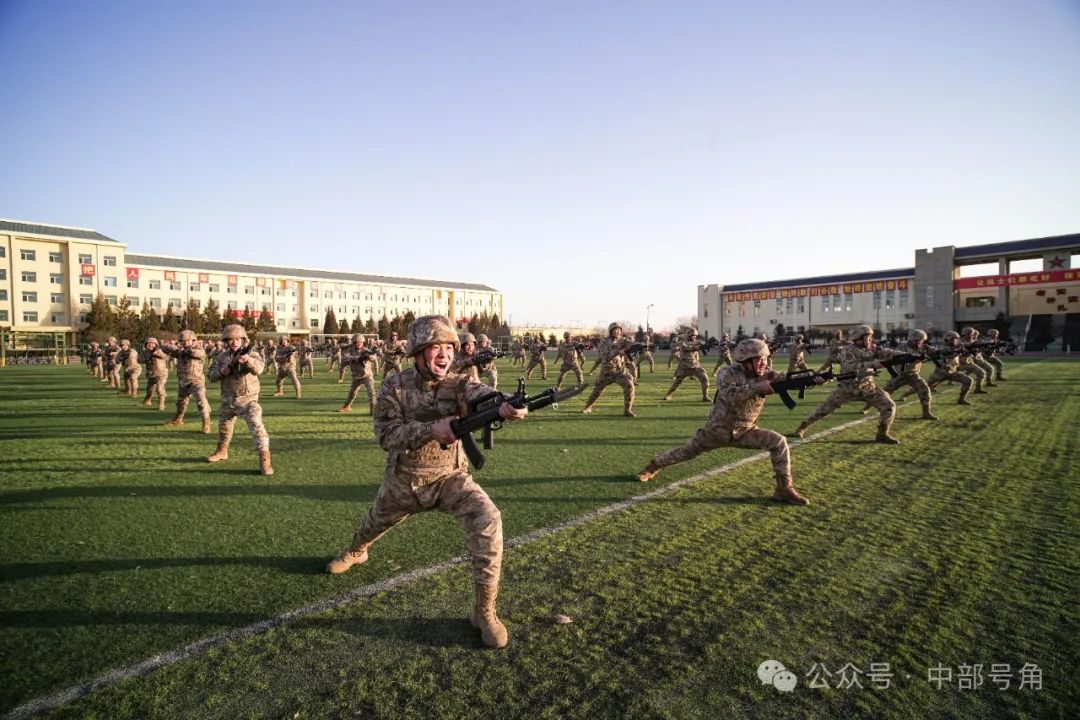 队员受伤仍坚守战场，热血拼搏不畏强敌