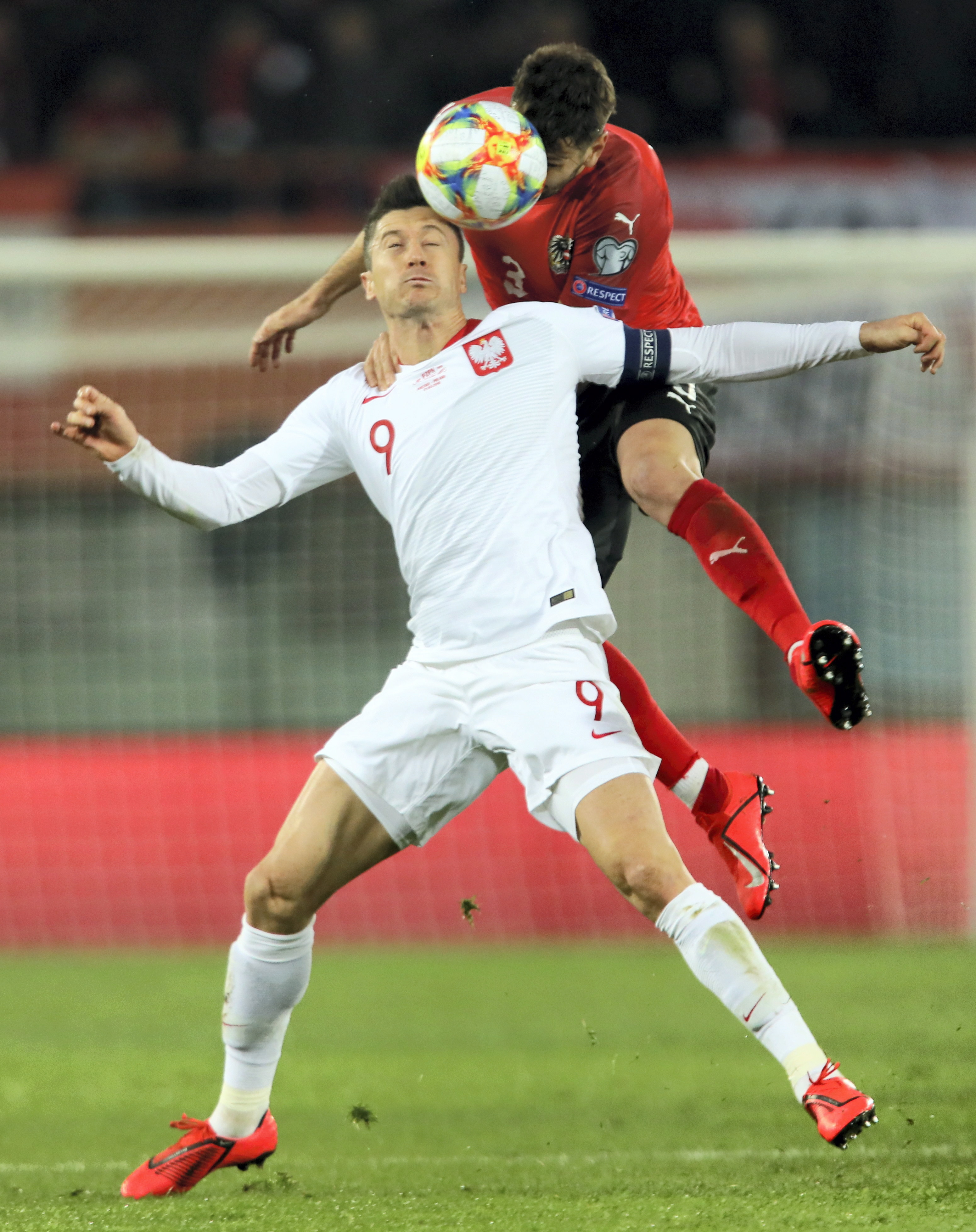 葡萄牙逆转奥地利，莱万多夫斯基因犯规红牌被罚的简单介绍