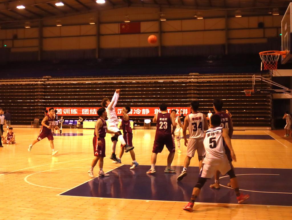 开云体育在线-全球篮球比赛中各队团结拼搏，彼此竞争