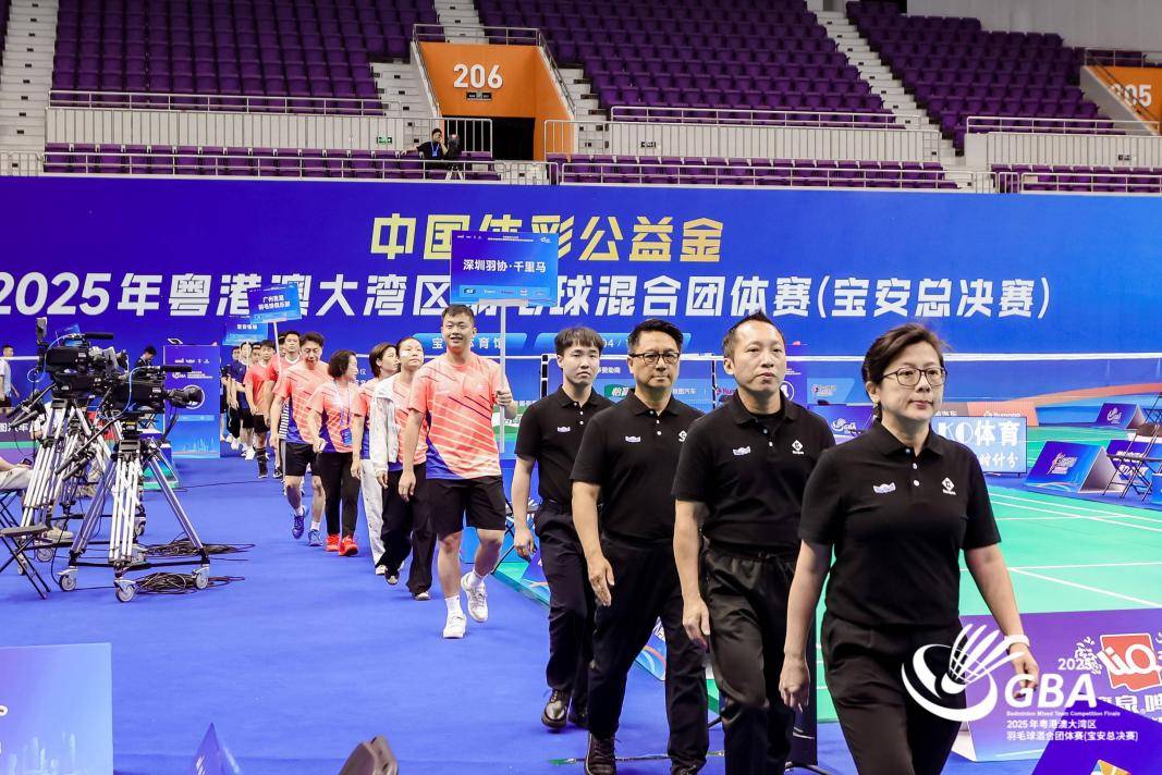 热门赛事掀起观赛狂潮，球场气氛火爆