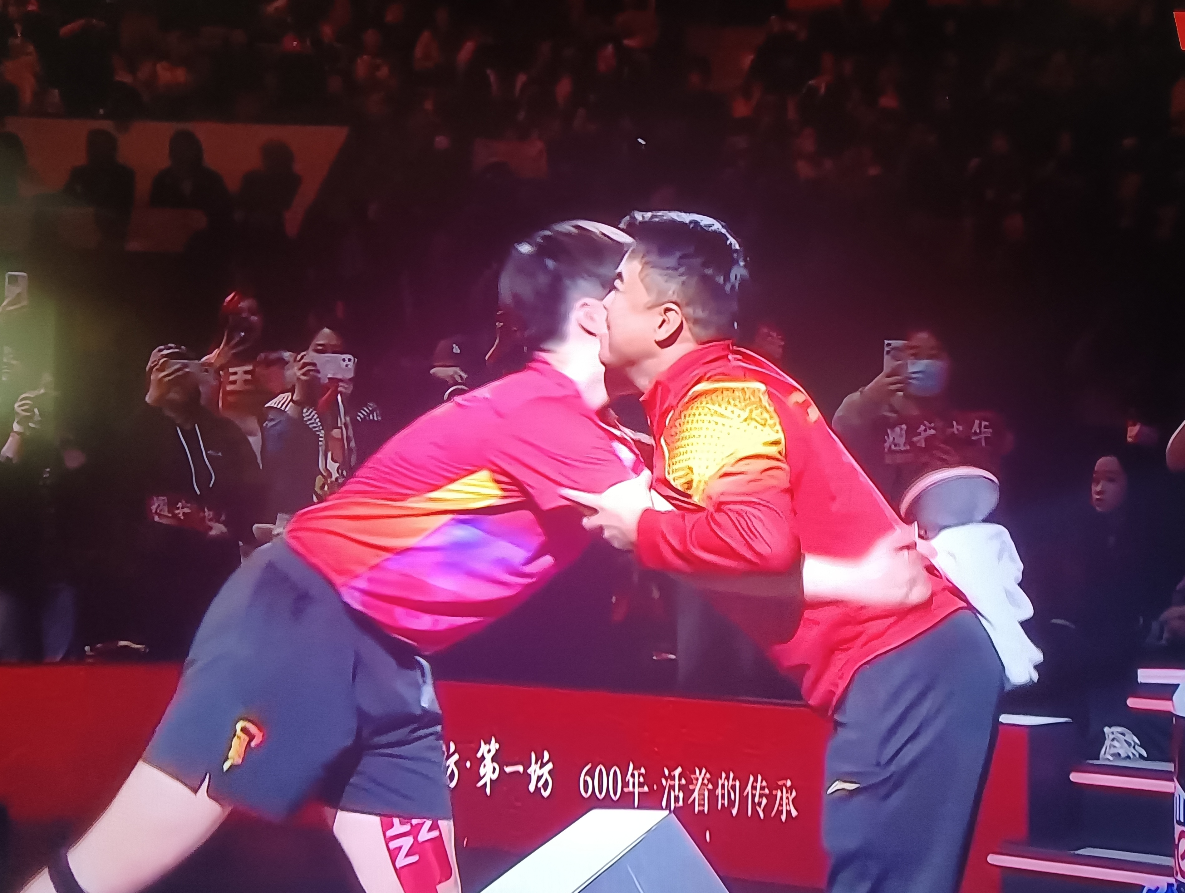 开云官网-一场备受期待的比赛中展现出双方实力