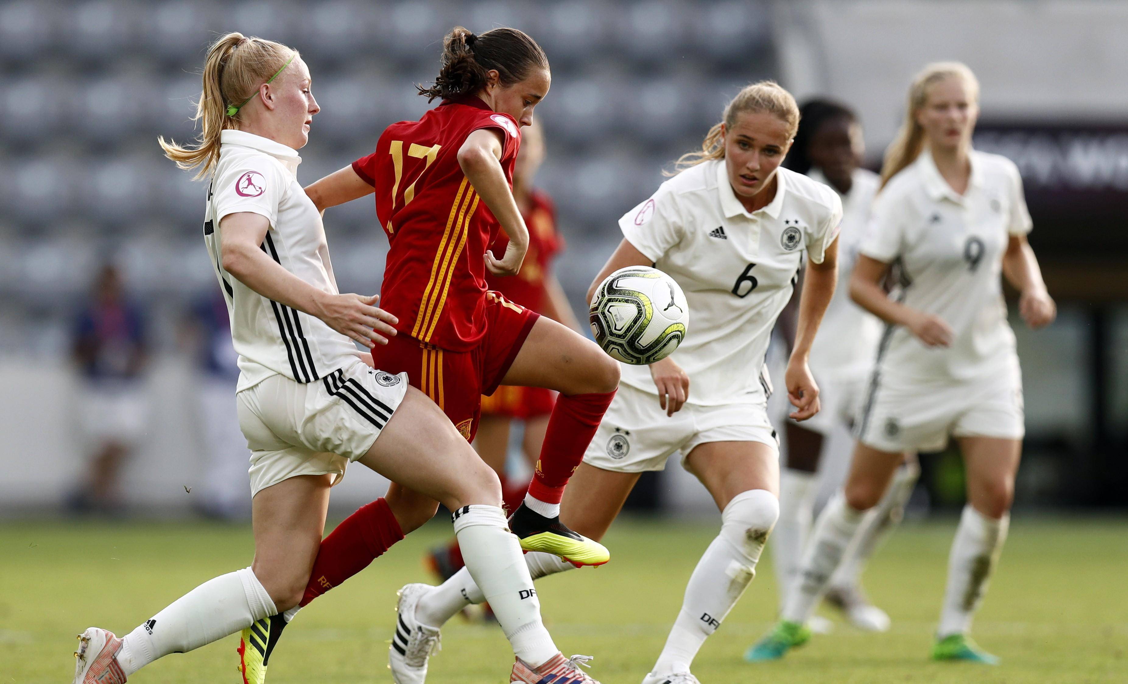 关于足球联赛国内赛场:女队球员勇夺胜利的信息 关于足球联赛国内赛场:女队球员勇夺胜利的信息