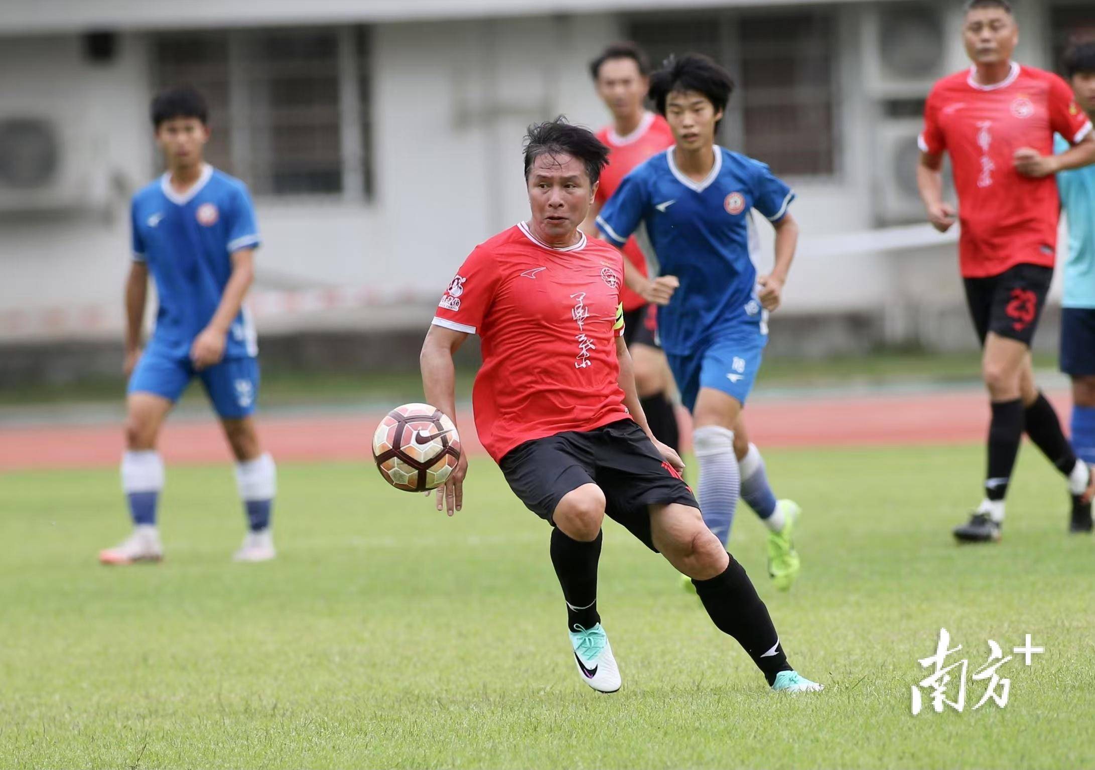 关于足球职业联赛上球员体能角逐如火如荼的信息 关于足球职业联赛上球员体能角逐如火如荼的信息