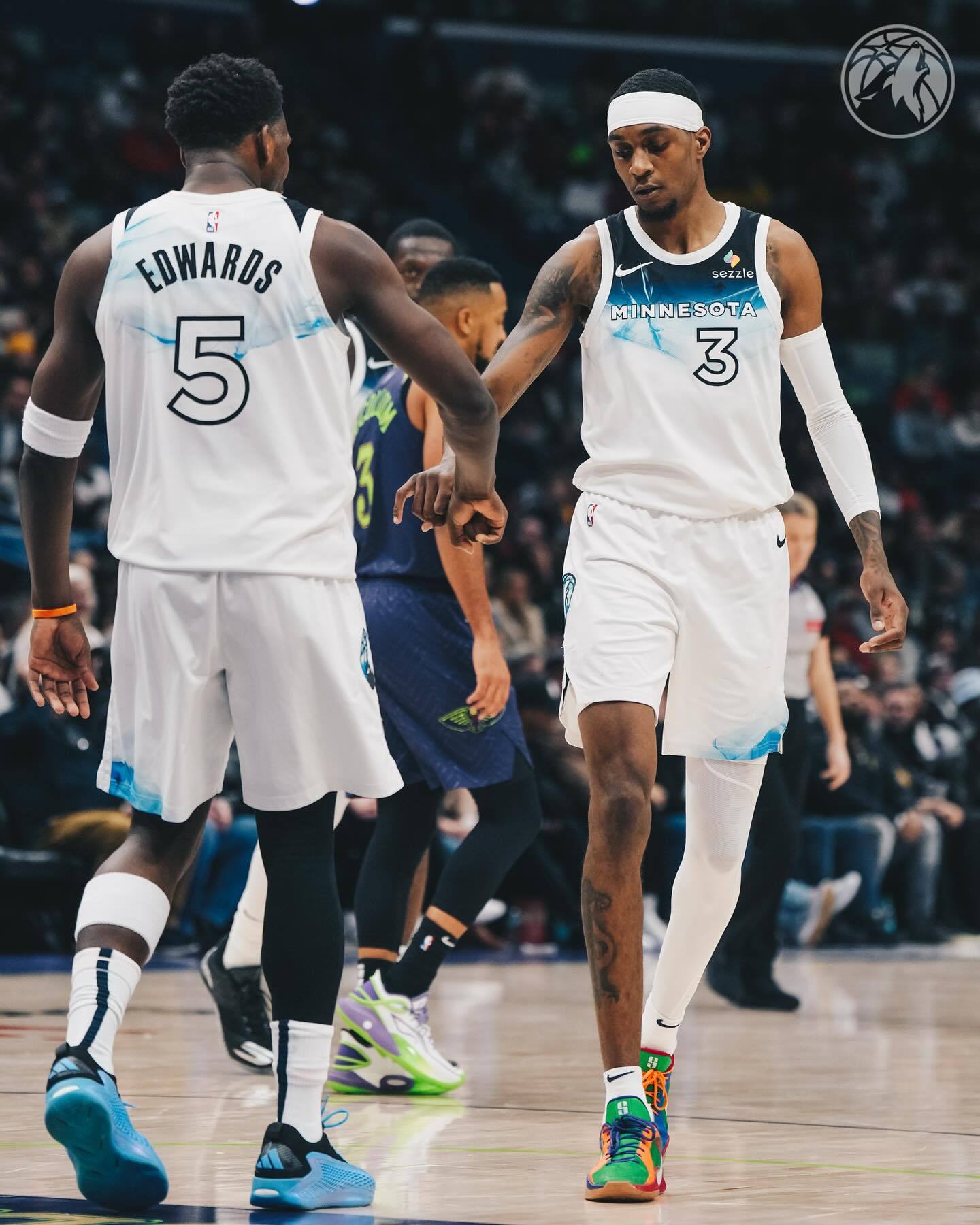 人主场苦胜森林狼，西蒙斯上挑+得分的简单介绍