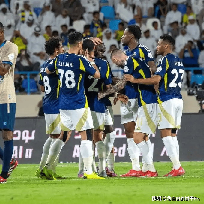 替补球员冷静射门，助球队赢球