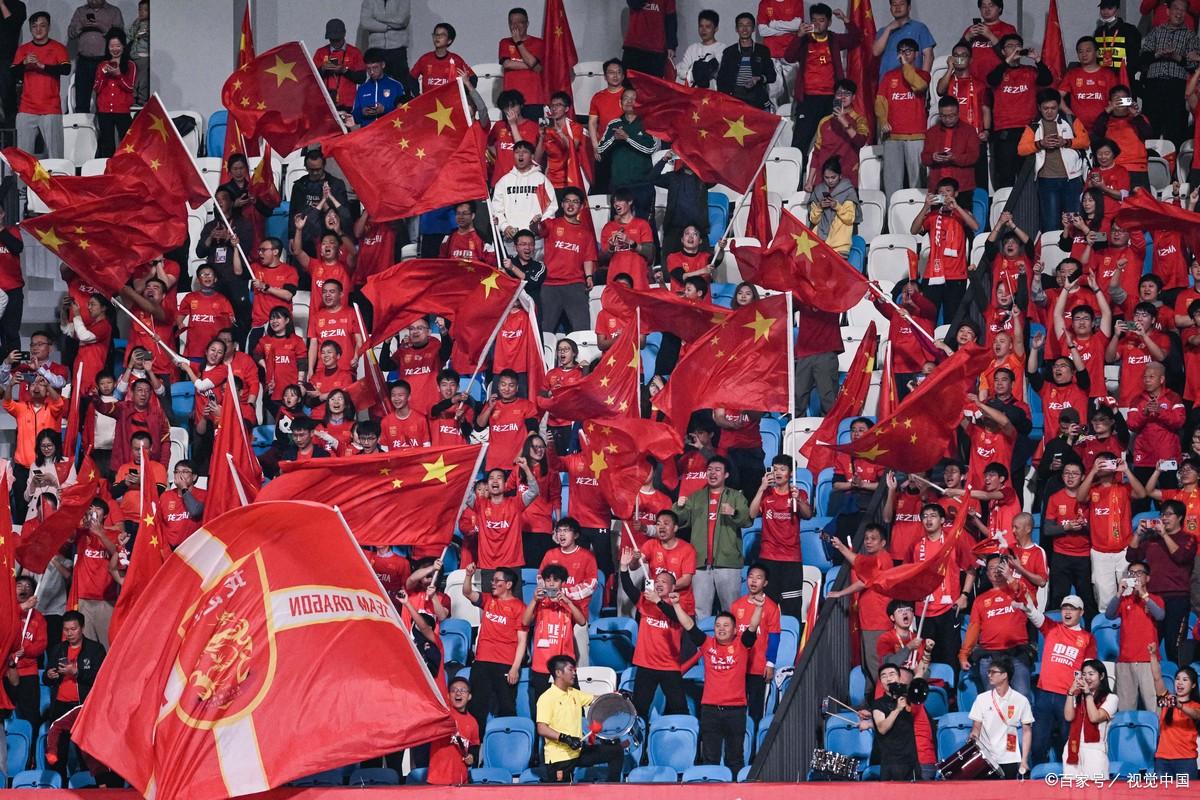 开云体育下载-场下助威声不断，球队斗志高昂