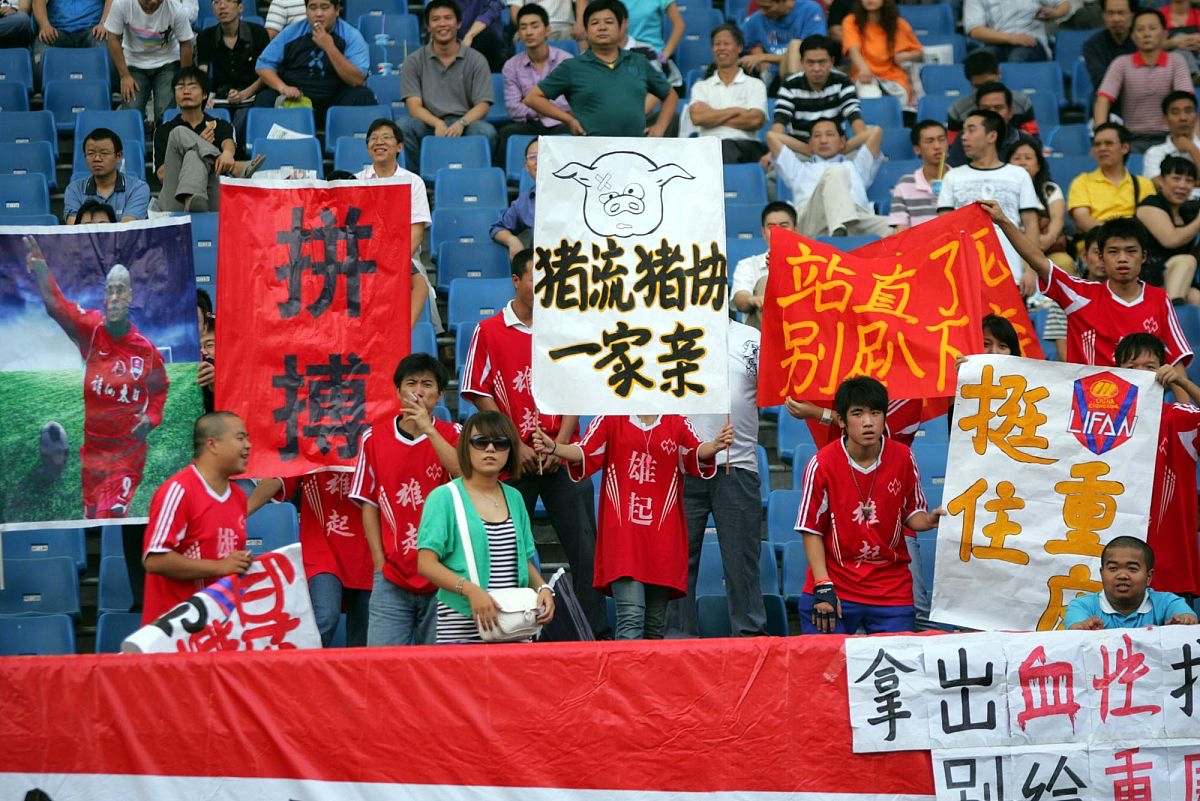 场下助威声不断,球队斗志高昂 场下助威声不断,球队斗志高昂