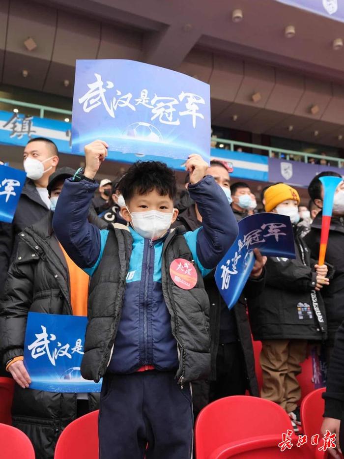 开云体育官方网站-冠军队庆祝夺冠，球迷欢呼不止