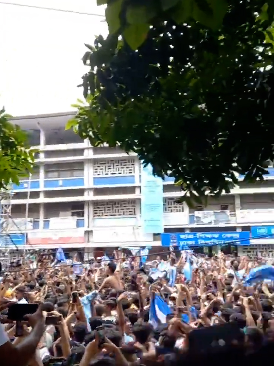 冠军队庆祝夺冠,球迷欢呼不止 冠军队庆祝夺冠,球迷欢呼不止