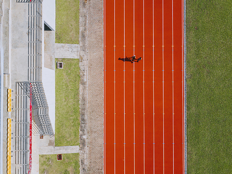 开云下载-关于极限速度，田径选手冲刺终点！的信息