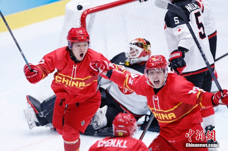 开云体育下载-关于竞技场上激战正酣，球员竭尽全力的信息