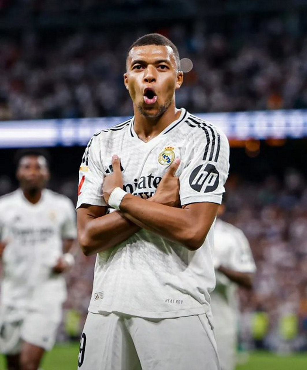 皇马客场击败皇家贝蒂斯,暂居榜首 皇马客场击败皇家贝蒂斯,暂居榜首