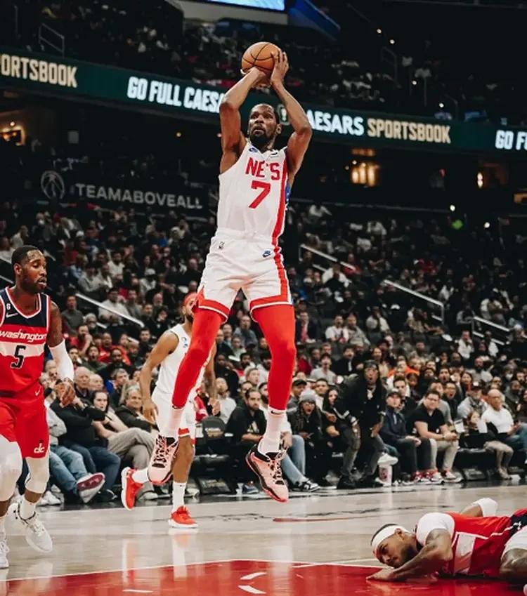 篮网主场击败奇才,杜兰特表现抢眼 篮网主场击败奇才,杜兰特表现抢眼