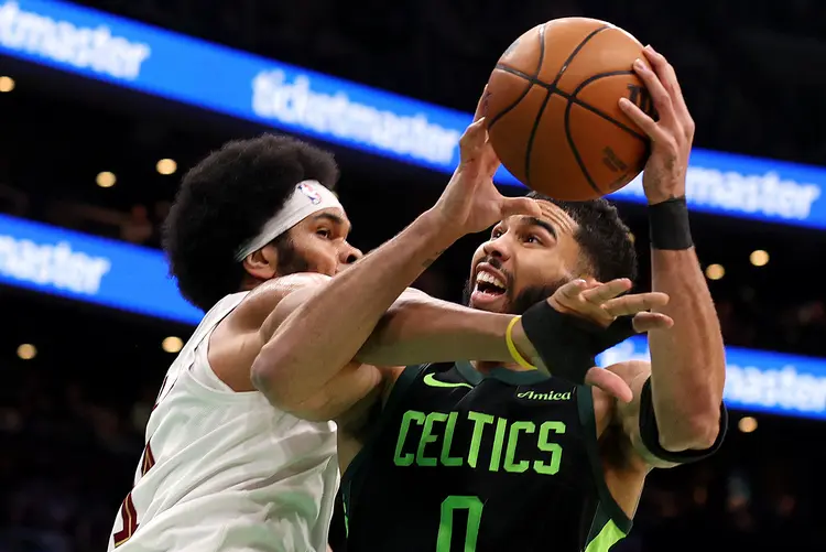 开云平台-爵士击败掘金,米切尔砍下32分