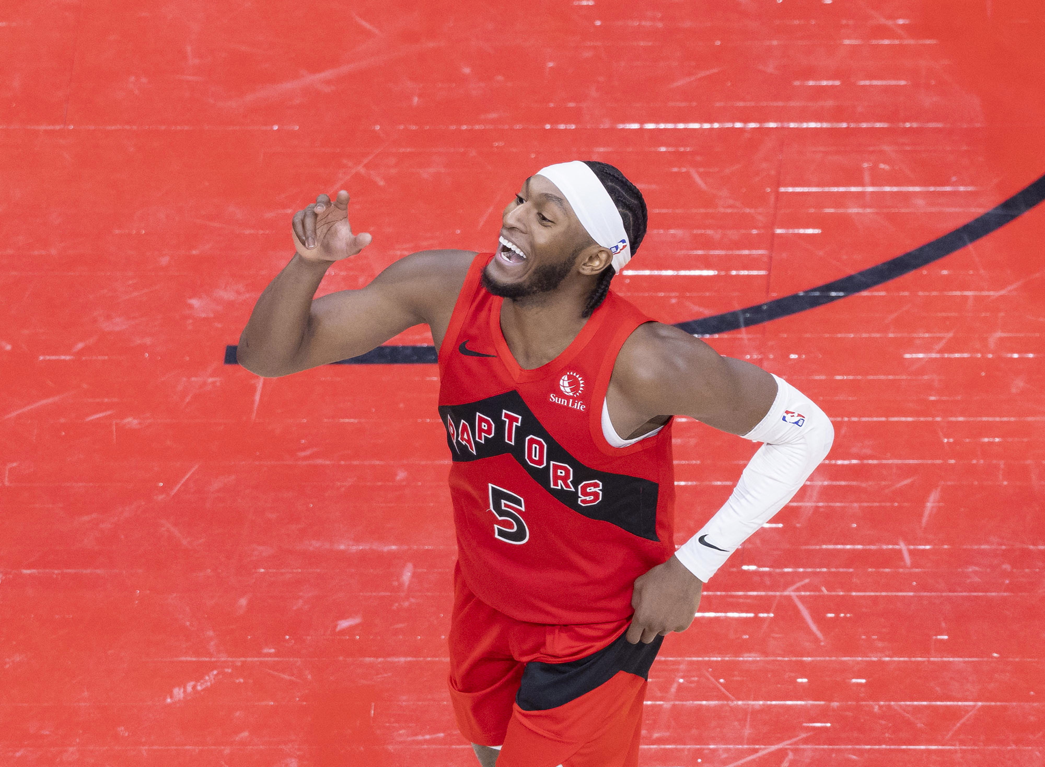 猛龙主场击败魔术,稳居东部前列 猛龙主场击败魔术,稳居东部前列