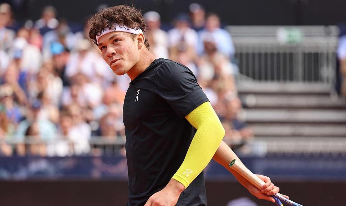 包含澳大利亚网球队碾压日本网球队，纳达尔完成帽子戏法的词条