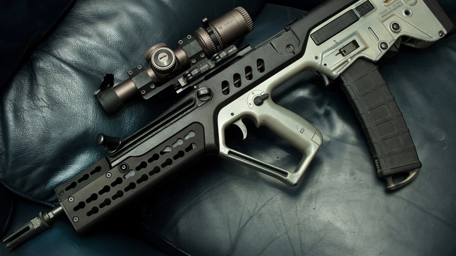 跨越封锁的英雄赞歌，当库尔图瓦扑出点球时，世界看到了另一种可能